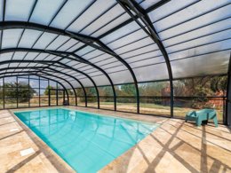 Camping Pas Cher vous présente avec son site Officiel campingpascher.fr, le Camping Paradis La Vallée Du Lot classé 3 étoiles, situé sur la commune de Pujols dans le département Lot-et-garonne (Aquitaine) en France. Le camping Paradis La Vallée Du Lot, vous présente un hébergement de type chalet de 32 m² pour 4 personnes avec climatisation et télévision. Le camping Paradis La Vallée Du Lot vous propose du vendredi 24 avril au vendredi 01 mai 2026, en promotion à -11% pour 7 nuits à 169 € au lieu de 190,0 € soit une Économie de 21 €. Cette location propose 131 dates différentes pour réserver votre séjour. Découvrez également les 11 autres gammes d'hébergements du camping. Les Avis clients pour le Camping Paradis La Vallée Du Lot sont excellents avec une note moyenne de 8 sur 10. Piscine extérieure, Animations familiales, Club enfants, Aire de jeux enfants, Cyclisme, Ping-pong, Pétanque, Randonnée, Terrain de beach-volley, Bar, Dépôt de pain, Plats à emporter, Snack/Bar,... En savoir plus : cliquez-ICI.