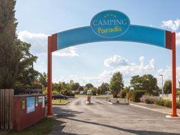 Camping Pas Cher vous présente avec son site Officiel campingpascher.fr, le Camping Paradis La Vallée Du Lot classé 3 étoiles, situé sur la commune de Pujols dans le département Lot-et-garonne (Aquitaine) en France. Le camping Paradis La Vallée Du Lot, vous présente un hébergement de type mobil-home de 20 m² pour 2 personnes avec climatisation et télévision. Le camping Paradis La Vallée Du Lot vous propose du vendredi 16 octobre au vendredi 23 octobre 2026, en promotion à -10% pour 7 nuits à 176 € au lieu de 196,0 € soit une Économie de 20 €. Cette location propose 131 dates différentes pour réserver votre séjour. Découvrez également les 11 autres gammes d'hébergements du camping. Les Avis clients pour le Camping Paradis La Vallée Du Lot sont excellents avec une note moyenne de 8 sur 10. Piscine extérieure, Animations familiales, Club enfants, Aire de jeux enfants, Cyclisme, Ping-pong, Pétanque, Randonnée, Terrain de beach-volley, Bar, Dépôt de pain, Plats à emporter, Snack/Bar,... En savoir plus : cliquez-ICI.