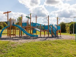 Camping Pas Cher vous présente avec son site Officiel campingpascher.fr, le Camping Paradis La Vallée Du Lot classé 3 étoiles, situé sur la commune de Pujols dans le département Lot-et-garonne (Aquitaine) en France. Le camping Paradis La Vallée Du Lot, vous présente un hébergement de type mobil-home de 27 m² pour 4 personnes avec climatisation et télévision. Le camping Paradis La Vallée Du Lot vous propose du vendredi 24 avril au vendredi 01 mai 2026, en promotion à -11% pour 7 nuits à 169 € au lieu de 190,0 € soit une Économie de 21 €. Cette location propose 131 dates différentes pour réserver votre séjour. Découvrez également les 11 autres gammes d'hébergements du camping. Les Avis clients pour le Camping Paradis La Vallée Du Lot sont excellents avec une note moyenne de 8 sur 10. Piscine extérieure, Animations familiales, Club enfants, Aire de jeux enfants, Cyclisme, Ping-pong, Pétanque, Randonnée, Terrain de beach-volley, Bar, Dépôt de pain, Plats à emporter, Snack/Bar,... En savoir plus : cliquez-ICI.