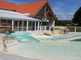 Camping Pas Cher vous présente avec son site Officiel campingpascher.fr, le Camping Domaine De La Roselière classé 4 étoiles, situé sur la commune de Noyelles Sur Mer dans le département Somme (Picardie) en France. Le camping Domaine De La Roselière vous propose un hébergement de type mobil-home (télévision). L'établissement vous propose 9 autres types d'hébergements. Découvrez tous nos séjours à petits prix dans la commune et aux alentours de Noyelles Sur Mer du département : Somme (Picardie). Les Avis clients pour le Camping Domaine De La Roselière sont excellents avec une note moyenne de 8 sur 10. Étang, Parc aquatique, Piscine couverte, Piscine extérieure, Aire de jeux enfants, Baby-foot, Canoë-kayak, Cyclisme, Parcours sportif, Ping-pong, Piscine, Pétanque, Randonnée, Structure gonflable enfants, Terrain multisports, Bar, Épicerie,... En savoir plus : cliquez-ICI.