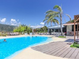 Camping Pas Cher vous présente avec son site Officiel campingpascher.fr, le Camping Maeva Escapades Le Colomba classé 4 étoiles, situé sur la commune de Olmeto dans le département Corse Du Sud (Corse) en France. Le camping Maeva Escapades Le Colomba vous propose un hébergement de type mobil-home de 35 m² avec climatisation. L'établissement vous propose 8 autres types d'hébergements. Découvrez tous nos séjours à petits prix dans la commune et aux alentours de Olmeto du département : Corse Du Sud (Corse). Les Avis clients pour le Camping Maeva Escapades Le Colomba sont excellents avec une note moyenne de 8 sur 10. Piscine extérieure, Aire de jeux enfants, Canoë-kayak, Centre équestre, Ping-pong, Planche à voile, Pétanque, Bar, Boulangerie, Dépôt de pain, Pizzeria, Plats à emporter, Station-service, Supermarché, Épicerie,... En savoir plus : cliquez-ICI.