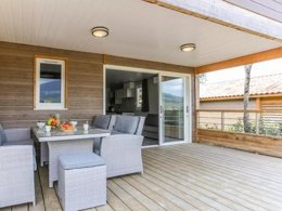 Camping Pas Cher vous présente avec son site Officiel campingpascher.fr, le Camping Maeva Escapades Le Colomba classé 4 étoiles, situé sur la commune de Olmeto dans le département Corse Du Sud (Corse) en France. Le camping Maeva Escapades Le Colomba, vous présente un hébergement de type chalet de 38 m² pour 6 personnes avec climatisation et télévision. Le camping Maeva Escapades Le Colomba vous proposeun séjour PAS CHER avec une REMISEdu sam. 21 mars au sam. 28 mars 2026, en promotion à -35% pour 7 nuits à 559 € au lieu de 860,0 € soit une Économie de 301 €. Cette location propose 41 dates différentes pour réserver votre séjour. Découvrez également les 9 autres gammes d'hébergements du camping. Les Avis clients pour le Camping Maeva Escapades Le Colomba sont excellents avec une note moyenne de 8 sur 10. Piscine extérieure, Aire de jeux enfants, Canoë-kayak, Centre équestre, Ping-pong, Planche à voile, Pétanque, Bar, Boulangerie, Dépôt de pain, Pizzeria, Plats à emporter, Station-service, Supermarché, Épicerie,... En savoir plus : cliquez-ICI.