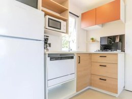 Camping Pas Cher vous présente avec son site Officiel campingpascher.fr, le Camping Maeva Escapades Le Colomba classé 4 étoiles, situé sur la commune de Olmeto dans le département Corse Du Sud (Corse) en France. Le camping Maeva Escapades Le Colomba, vous présente un hébergement de type mobil-home de 35 m² avec climatisation et télévision. Le camping Maeva Escapades Le Colomba vous proposeun séjour PAS CHER avec une REMISEdu sam. 21 mars au sam. 28 mars 2026, en promotion à -35% pour 7 nuits à 469 € au lieu de 721,54 € soit une Économie de 252,54 €. Cette location propose 143 dates différentes pour réserver votre séjour. Découvrez également les 9 autres gammes d'hébergements du camping. Les Avis clients pour le Camping Maeva Escapades Le Colomba sont excellents avec une note moyenne de 8 sur 10. Piscine extérieure, Aire de jeux enfants, Canoë-kayak, Centre équestre, Ping-pong, Planche à voile, Pétanque, Bar, Boulangerie, Dépôt de pain, Pizzeria, Plats à emporter, Station-service, Supermarché, Épicerie,... En savoir plus : cliquez-ICI.