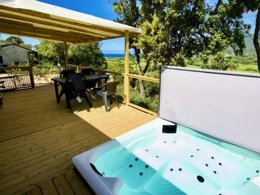 Camping Pas Cher vous présente avec son site Officiel campingpascher.fr, le Camping Maeva Escapades Le Colomba classé 4 étoiles, situé sur la commune de Olmeto dans le département Corse Du Sud (Corse) en France. Le camping Maeva Escapades Le Colomba, vous présente un hébergement de type mobil-home de 35 m² pour 4 personnes avec climatisation et télévision. Le camping Maeva Escapades Le Colomba vous proposeun séjour PAS CHER avec une REMISEdu lundi 30 mars au lundi 06 avril 2026, en promotion à -35% pour 7 nuits à 549 € au lieu de 844,62 € soit une Économie de 295,62 €. Cette location propose 38 dates différentes pour réserver votre séjour. Découvrez également les 9 autres gammes d'hébergements du camping. Les Avis clients pour le Camping Maeva Escapades Le Colomba sont excellents avec une note moyenne de 8 sur 10. Piscine extérieure, Aire de jeux enfants, Canoë-kayak, Centre équestre, Ping-pong, Planche à voile, Pétanque, Bar, Boulangerie, Dépôt de pain, Pizzeria, Plats à emporter, Station-service, Supermarché, Épicerie,... En savoir plus : cliquez-ICI.