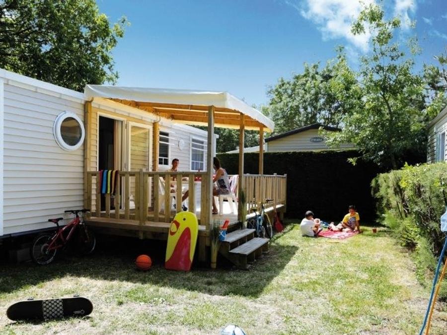 Camping Pas Cher vous présente avec son site Officiel campingpascher.fr, le Camping Oléron Loisirs classé 4 étoiles, situé sur la commune de Saint Georges D'oléron dans le département Charente-maritime (Poitou Charentes) en France. Le camping Oléron Loisirs vous propose un hébergement de type mobil-home de 30 m² pour 6 personnes avec climatisation (télévision). L'établissement vous propose 34 autres types d'hébergements. Découvrez tous nos séjours à petits prix dans la commune et aux alentours de Saint Georges D'oléron du département : Charente-maritime (Poitou Charentes). Les Avis clients pour le Camping Oléron Loisirs sont excellents avec une note moyenne de 8 sur 10. Mer, Parc aquatique, Piscine couverte, Piscine extérieure, Animations familiales, Club ados, Club enfants, Aire de jeux enfants, Canoë-kayak, Centre équestre, Cyclisme, Golf, Jet-ski, Ping-pong, Plongée, Pétanque, Randonnée, Salle de fitness, Salle de jeux vidéo, Structure gonflable enfants, Terrain multisports, Trampoline, kiteSurf, Bar, Dépôt de pain, Plats à emporter, Snack/Bar, Supermarché, Épicerie,... En savoir plus : cliquez-ICI.