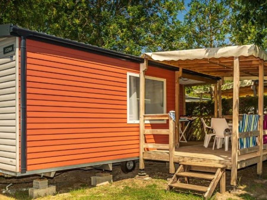 Camping Pas Cher vous présente avec son site Officiel campingpascher.fr, le Camping Oléron Loisirs classé 4 étoiles, situé sur la commune de Saint Georges D'oléron dans le département Charente-maritime (Poitou Charentes) en France. Le camping Oléron Loisirs vous propose un hébergement de type mobil-home de 28 m² pour 7 personnes (télévision). L'établissement vous propose 34 autres types d'hébergements. Découvrez tous nos séjours à petits prix dans la commune et aux alentours de Saint Georges D'oléron du département : Charente-maritime (Poitou Charentes). Les Avis clients pour le Camping Oléron Loisirs sont excellents avec une note moyenne de 8 sur 10. Mer, Parc aquatique, Piscine couverte, Piscine extérieure, Animations familiales, Club ados, Club enfants, Aire de jeux enfants, Canoë-kayak, Centre équestre, Cyclisme, Golf, Jet-ski, Ping-pong, Plongée, Pétanque, Randonnée, Salle de fitness, Salle de jeux vidéo, Structure gonflable enfants, Terrain multisports, Trampoline, kiteSurf, Bar, Dépôt de pain, Plats à emporter, Snack/Bar, Supermarché, Épicerie,... En savoir plus : cliquez-ICI.