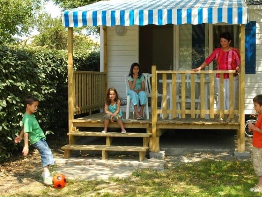 Camping Pas Cher vous présente avec son site Officiel campingpascher.fr, le Camping Oléron Loisirs classé 4 étoiles, situé sur la commune de Saint Georges D'oléron dans le département Charente-maritime (Poitou Charentes) en France. Le camping Oléron Loisirs vous propose un hébergement de type mobil-home de 18 m² pour 4 personnes (télévision). L'établissement vous propose 47 autres types d'hébergements. Découvrez tous nos séjours à petits prix dans la commune et aux alentours de Saint Georges D'oléron du département : Charente-maritime (Poitou Charentes). Les Avis clients pour le Camping Oléron Loisirs sont excellents avec une note moyenne de 8 sur 10. Mer, Parc aquatique, Piscine couverte, Piscine extérieure, Animations familiales, Club ados, Club enfants, Aire de jeux enfants, Canoë-kayak, Centre équestre, Cyclisme, Golf, Jet-ski, Ping-pong, Plongée, Pétanque, Randonnée, Salle de fitness, Salle de jeux vidéo, Structure gonflable enfants, Terrain multisports, Trampoline, kiteSurf, Bar, Dépôt de pain, Plats à emporter, Snack/Bar, Supermarché, Épicerie,... En savoir plus : cliquez-ICI.