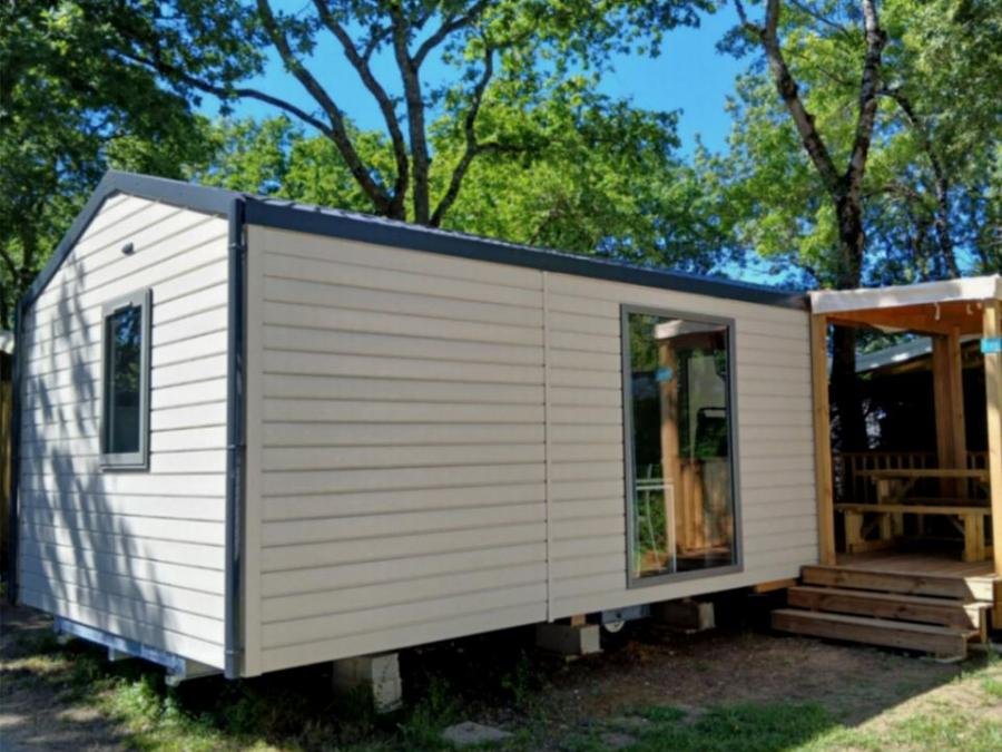 Camping Pas Cher vous présente avec son site Officiel campingpascher.fr, le Camping Oléron Loisirs classé 4 étoiles, situé sur la commune de Saint Georges D'oléron dans le département Charente-maritime (Poitou Charentes) en France. Le camping Oléron Loisirs vous propose un hébergement de type mobil-home de 23 m² pour 5 personnes avec climatisation (télévision). L'établissement vous propose 39 autres types d'hébergements. Découvrez tous nos séjours à petits prix dans la commune et aux alentours de Saint Georges D'oléron du département : Charente-maritime (Poitou Charentes). Les Avis clients pour le Camping Oléron Loisirs sont excellents avec une note moyenne de 8 sur 10. Mer, Parc aquatique, Piscine couverte, Piscine extérieure, Animations familiales, Club ados, Club enfants, Aire de jeux enfants, Canoë-kayak, Centre équestre, Cyclisme, Golf, Jet-ski, Ping-pong, Plongée, Pétanque, Randonnée, Salle de fitness, Salle de jeux vidéo, Structure gonflable enfants, Terrain multisports, Trampoline, kiteSurf, Bar, Dépôt de pain, Plats à emporter, Snack/Bar, Supermarché, Épicerie,... En savoir plus : cliquez-ICI.