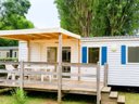 Camping Pas Cher vous présente avec son site Officiel campingpascher.fr, le Camping Oléron Loisirs classé 4 étoiles, situé sur la commune de Saint Georges D'oléron dans le département Charente-maritime (Poitou Charentes) en France. Le camping Oléron Loisirs, vous présente un hébergement de type mobil-home de 23 m² et télévision. Le camping Oléron Loisirs vous propose du sam. 23 mai au sam. 30 mai 2026, en promotion à -29% pour 7 nuits à 249 € au lieu de 353,0 € soit une Économie de 104 €. Cette location propose 21 dates différentes pour réserver votre séjour. Découvrez également les 4 autres gammes d'hébergements du camping. Les Avis clients pour le Camping Oléron Loisirs sont de 7 sur 10. Mer, Parc aquatique, Piscine couverte, Piscine extérieure, Animations familiales, Club ados, Club enfants, Aire de jeux enfants, Canoë-kayak, Centre équestre, Cyclisme, Golf, Jet-ski, Ping-pong, Plongée, Pétanque, Randonnée, Salle de fitness, Salle de jeux vidéo, Structure gonflable enfants, Terrain multisports, Trampoline, kiteSurf, Bar, Dépôt de pain, Plats à emporter, Snack/Bar, Supermarché, Épicerie,... En savoir plus : cliquez-ICI.