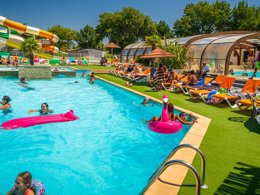 Camping Pas Cher vous présente avec son site Officiel campingpascher.fr, le Camping Oléron Loisirs classé 4 étoiles, situé sur la commune de Saint Georges D'oléron dans le département Charente-maritime (Poitou Charentes) en France. Le camping Oléron Loisirs vous propose un hébergement de type mobil-home de 28 m² pour 7 personnes avec climatisation (télévision). L'établissement vous propose 47 autres types d'hébergements. Découvrez tous nos séjours à petits prix dans la commune et aux alentours de Saint Georges D'oléron du département : Charente-maritime (Poitou Charentes). Les Avis clients pour le Camping Oléron Loisirs sont excellents avec une note moyenne de 8 sur 10. Mer, Parc aquatique, Piscine couverte, Piscine extérieure, Animations familiales, Club ados, Club enfants, Aire de jeux enfants, Canoë-kayak, Centre équestre, Cyclisme, Golf, Jet-ski, Ping-pong, Plongée, Pétanque, Randonnée, Salle de fitness, Salle de jeux vidéo, Structure gonflable enfants, Terrain multisports, Trampoline, kiteSurf, Bar, Dépôt de pain, Plats à emporter, Snack/Bar, Supermarché, Épicerie,... En savoir plus : cliquez-ICI.