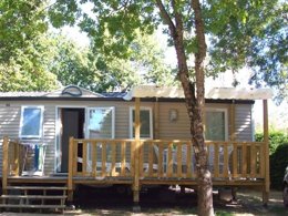 Camping Pas Cher vous présente avec son site Officiel campingpascher.fr, le Camping Oléron Loisirs classé 4 étoiles, situé sur la commune de Saint Georges D'oléron dans le département Charente-maritime (Poitou Charentes) en France. Le camping Oléron Loisirs, vous présente un hébergement de type mobil-home de 30 m² et télévision. Le camping Oléron Loisirs vous proposeun séjour PAS CHER avec une REMISEdu sam. 23 mai au sam. 30 mai 2026, en promotion à -49% pour 7 nuits à 259 € au lieu de 510,0 € soit une Économie de 251 €. Cette location propose 21 dates différentes pour réserver votre séjour. Découvrez également les 4 autres gammes d'hébergements du camping. Les Avis clients pour le Camping Oléron Loisirs sont de 7 sur 10. Mer, Parc aquatique, Piscine couverte, Piscine extérieure, Animations familiales, Club ados, Club enfants, Aire de jeux enfants, Canoë-kayak, Centre équestre, Cyclisme, Golf, Jet-ski, Ping-pong, Plongée, Pétanque, Randonnée, Salle de fitness, Salle de jeux vidéo, Structure gonflable enfants, Terrain multisports, Trampoline, kiteSurf, Bar, Dépôt de pain, Plats à emporter, Snack/Bar, Supermarché, Épicerie,... En savoir plus : cliquez-ICI.