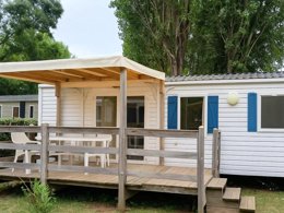 Camping Pas Cher vous présente avec son site Officiel campingpascher.fr, le Camping Oléron Loisirs classé 4 étoiles, situé sur la commune de Saint Georges D'oléron dans le département Charente-maritime (Poitou Charentes) en France. Le camping Oléron Loisirs, vous présente un hébergement de type mobil-home de 28 m² pour 6 personnes et télévision. Le camping Oléron Loisirs vous proposeun séjour PAS CHER avec une REMISEdu sam. 04 avril au sam. 11 avril 2026, en promotion à -35% pour 7 nuits à 339 € au lieu de 521,54 € soit une Économie de 182,54 €. Cette location propose 43 dates différentes pour réserver votre séjour. Découvrez également les 4 autres gammes d'hébergements du camping. Les Avis clients pour le Camping Oléron Loisirs sont de 7 sur 10. Mer, Parc aquatique, Piscine couverte, Piscine extérieure, Animations familiales, Club ados, Club enfants, Aire de jeux enfants, Canoë-kayak, Centre équestre, Cyclisme, Golf, Jet-ski, Ping-pong, Plongée, Pétanque, Randonnée, Salle de fitness, Salle de jeux vidéo, Structure gonflable enfants, Terrain multisports, Trampoline, kiteSurf, Bar, Dépôt de pain, Plats à emporter, Snack/Bar, Supermarché, Épicerie,... En savoir plus : cliquez-ICI.