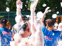 Camping Pas Cher vous présente avec son site Officiel campingpascher.fr, le Camping Oléron Loisirs classé 4 étoiles, situé sur la commune de Saint Georges D'oléron dans le département Charente-maritime (Poitou Charentes) en France. Le camping Oléron Loisirs, vous présente un hébergement de type mobil-home de 30 m² pour 6 personnes et télévision. Le camping Oléron Loisirs vous proposeun séjour PAS CHER avec une REMISEdu lundi 25 mai au lundi 01 juin 2026, en promotion à -35% pour 7 nuits à 359 € au lieu de 552,31 € soit une Économie de 193,31 €. Cette location propose 42 dates différentes pour réserver votre séjour. Découvrez également les 4 autres gammes d'hébergements du camping. Les Avis clients pour le Camping Oléron Loisirs sont de 7 sur 10. Mer, Parc aquatique, Piscine couverte, Piscine extérieure, Animations familiales, Club ados, Club enfants, Aire de jeux enfants, Canoë-kayak, Centre équestre, Cyclisme, Golf, Jet-ski, Ping-pong, Plongée, Pétanque, Randonnée, Salle de fitness, Salle de jeux vidéo, Structure gonflable enfants, Terrain multisports, Trampoline, kiteSurf, Bar, Dépôt de pain, Plats à emporter, Snack/Bar, Supermarché, Épicerie,... En savoir plus : cliquez-ICI.