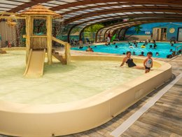 Camping Pas Cher vous présente avec son site Officiel campingpascher.fr, le Camping Oléron Loisirs classé 4 étoiles, situé sur la commune de Saint Georges D'oléron dans le département Charente-maritime (Poitou Charentes) en France. Le camping Oléron Loisirs, vous présente un hébergement de type mobil-home de 30 m² et télévision. Le camping Oléron Loisirs vous proposeun séjour PAS CHER avec une REMISEdu sam. 23 mai au sam. 30 mai 2026, en promotion à -49% pour 7 nuits à 259 € au lieu de 510,0 € soit une Économie de 251 €. Cette location propose 21 dates différentes pour réserver votre séjour. Découvrez également les 4 autres gammes d'hébergements du camping. Les Avis clients pour le Camping Oléron Loisirs sont de 7 sur 10. Mer, Parc aquatique, Piscine couverte, Piscine extérieure, Animations familiales, Club ados, Club enfants, Aire de jeux enfants, Canoë-kayak, Centre équestre, Cyclisme, Golf, Jet-ski, Ping-pong, Plongée, Pétanque, Randonnée, Salle de fitness, Salle de jeux vidéo, Structure gonflable enfants, Terrain multisports, Trampoline, kiteSurf, Bar, Dépôt de pain, Plats à emporter, Snack/Bar, Supermarché, Épicerie,... En savoir plus : cliquez-ICI.