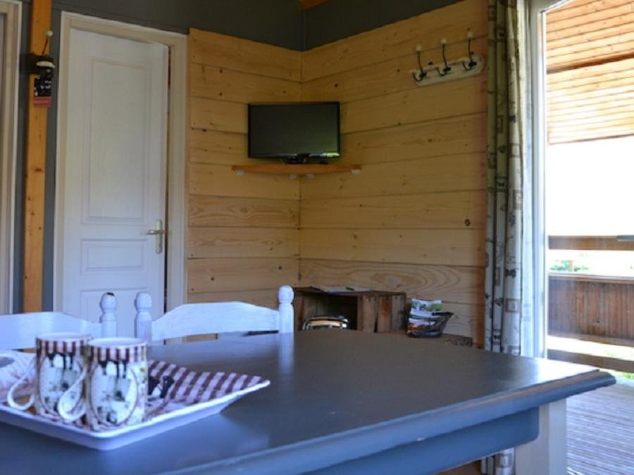 Camping Pas Cher vous présente avec son site Officiel campingpascher.fr, le Camping La Mare Aux Fées classé 3 étoiles, situé sur la commune de Roquefeuil dans le département Aude (Languedoc Roussillon) en France. Le camping La Mare Aux Fées vous propose un hébergement de type chalet de 28 m² (télévision). Cet hébergement propose plus de 112 dates différentes pour réserver ! Pour dévouvrir la période la moins chère, consultez la rubrique 'Tarifs' et sélectionnez votre mois de départ. L'établissement vous propose 4 autres types d'hébergements. Découvrez tous nos séjours à petits prix dans la commune et aux alentours de Roquefeuil du département : Aude (Languedoc Roussillon). Les Avis clients pour le Camping La Mare Aux Fées sont excellents avec une note moyenne de 9 sur 10. Piscine extérieure, Aire de jeux enfants, Baby-foot, Canoë-kayak, Centre équestre, Cyclisme, Escalade, Ping-pong, Pétanque, Randonnée, Terrain de basketball, Bar, Plats à emporter, Snack/Bar,... En savoir plus : cliquez-ICI.