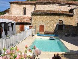 Camping Pas Cher vous présente avec son site Officiel campingpascher.fr, le Camping La Mare Aux Fées classé 3 étoiles, situé sur la commune de Roquefeuil dans le département Aude (Languedoc Roussillon) en France. Le camping La Mare Aux Fées, vous présente un hébergement de type mobil-home de 31 m² avec climatisation et télévision. Le camping La Mare Aux Fées vous propose du vendredi 19 juin au vendredi 26 juin 2026, en promotion à -11% pour 7 nuits à 338,80 € au lieu de 385 € soit une Économie de 46,20 €. Cette location propose 76 dates différentes pour réserver votre séjour. Découvrez également les 4 autres gammes d'hébergements du camping. Les Avis clients pour le Camping La Mare Aux Fées sont excellents avec une note moyenne de 9 sur 10. Piscine extérieure, Aire de jeux enfants, Baby-foot, Canoë-kayak, Centre équestre, Cyclisme, Escalade, Ping-pong, Pétanque, Randonnée, Terrain de basketball, Bar, Plats à emporter, Snack/Bar,... En savoir plus : cliquez-ICI.