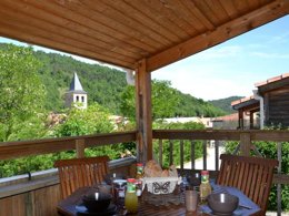 Camping Pas Cher vous présente avec son site Officiel campingpascher.fr, le Camping La Mare Aux Fées classé 3 étoiles, situé sur la commune de Roquefeuil dans le département Aude (Languedoc Roussillon) en France. Le camping La Mare Aux Fées vous propose un hébergement de type mobil-home de 36 m² avec climatisation (télévision). L'établissement vous propose 4 autres types d'hébergements. Découvrez tous nos séjours à petits prix dans la commune et aux alentours de Roquefeuil du département : Aude (Languedoc Roussillon). Les Avis clients pour le Camping La Mare Aux Fées sont excellents avec une note moyenne de 9 sur 10. Piscine extérieure, Aire de jeux enfants, Baby-foot, Canoë-kayak, Centre équestre, Cyclisme, Escalade, Ping-pong, Pétanque, Randonnée, Terrain de basketball, Bar, Plats à emporter, Snack/Bar,... En savoir plus : cliquez-ICI.