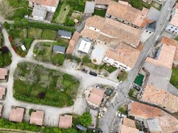 Camping Pas Cher vous présente avec son site Officiel campingpascher.fr, le Camping La Mare Aux Fées classé 3 étoiles, situé sur la commune de Roquefeuil dans le département Aude (Languedoc Roussillon) en France. Le camping La Mare Aux Fées, vous présente un hébergement de type mobil-home de 31 m² avec climatisation et télévision. Le camping La Mare Aux Fées vous propose du vendredi 03 avril au vendredi 10 avril 2026, en promotion à -11% pour 7 nuits à 338,80 € au lieu de 385,0 € soit une Économie de 46,20 €. Cette location propose 207 dates différentes pour réserver votre séjour. Découvrez également les 4 autres gammes d'hébergements du camping. Les Avis clients pour le Camping La Mare Aux Fées sont excellents avec une note moyenne de 9 sur 10. Piscine extérieure, Aire de jeux enfants, Baby-foot, Canoë-kayak, Centre équestre, Cyclisme, Escalade, Ping-pong, Pétanque, Randonnée, Terrain de basketball, Bar, Plats à emporter, Snack/Bar,... En savoir plus : cliquez-ICI.