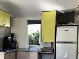 Camping Pas Cher vous présente avec son site Officiel campingpascher.fr, le Camping La Mare Aux Fées classé 3 étoiles, situé sur la commune de Roquefeuil dans le département Aude (Languedoc Roussillon) en France. Le camping La Mare Aux Fées, vous présente un hébergement de type mobil-home de 31 m² avec climatisation et télévision. Le camping La Mare Aux Fées vous propose du vendredi 03 avril au vendredi 10 avril 2026, en promotion à -11% pour 7 nuits à 338,80 € au lieu de 385,0 € soit une Économie de 46,20 €. Cette location propose 207 dates différentes pour réserver votre séjour. Découvrez également les 4 autres gammes d'hébergements du camping. Les Avis clients pour le Camping La Mare Aux Fées sont excellents avec une note moyenne de 9 sur 10. Piscine extérieure, Aire de jeux enfants, Baby-foot, Canoë-kayak, Centre équestre, Cyclisme, Escalade, Ping-pong, Pétanque, Randonnée, Terrain de basketball, Bar, Plats à emporter, Snack/Bar,... En savoir plus : cliquez-ICI.