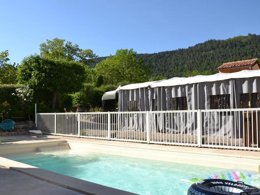 Camping Pas Cher vous présente avec son site Officiel campingpascher.fr, le Camping La Mare Aux Fées classé 3 étoiles, situé sur la commune de Roquefeuil dans le département Aude (Languedoc Roussillon) en France. Le camping La Mare Aux Fées, vous présente un hébergement de type chalet de 28 m² et télévision. Le camping La Mare Aux Fées vous propose du dimanche 14 décembre au dimanche 21 décembre 2025 avec une PROMO de DERNIÈRE MINUTE, en promotion à -15% pour 7 nuits à 420,75 € au lieu de 495,0 € soit une Économie de 74,25 €. Cette location propose 256 dates différentes pour réserver votre séjour. Découvrez également les 4 autres gammes d'hébergements du camping. Les Avis clients pour le Camping La Mare Aux Fées sont excellents avec une note moyenne de 9 sur 10. Piscine extérieure, Aire de jeux enfants, Baby-foot, Canoë-kayak, Centre équestre, Cyclisme, Escalade, Ping-pong, Pétanque, Randonnée, Terrain de basketball, Bar, Plats à emporter, Snack/Bar,... En savoir plus : cliquez-ICI.