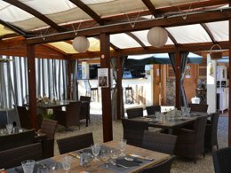 Camping Pas Cher vous présente avec son site Officiel campingpascher.fr, le Camping La Mare Aux Fées classé 3 étoiles, situé sur la commune de Roquefeuil dans le département Aude (Languedoc Roussillon) en France. Le camping La Mare Aux Fées, vous présente un hébergement de type chalet de 28 m² et télévision. Le camping La Mare Aux Fées vous propose du dimanche 14 décembre au dimanche 21 décembre 2025 avec une PROMO de DERNIÈRE MINUTE, en promotion à -15% pour 7 nuits à 420,75 € au lieu de 495,0 € soit une Économie de 74,25 €. Cette location propose 261 dates différentes pour réserver votre séjour. Découvrez également les 4 autres gammes d'hébergements du camping. Les Avis clients pour le Camping La Mare Aux Fées sont excellents avec une note moyenne de 9 sur 10. Piscine extérieure, Aire de jeux enfants, Baby-foot, Canoë-kayak, Centre équestre, Cyclisme, Escalade, Ping-pong, Pétanque, Randonnée, Terrain de basketball, Bar, Plats à emporter, Snack/Bar,... En savoir plus : cliquez-ICI.