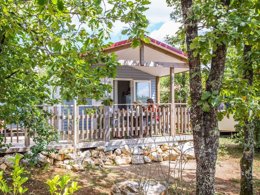 Camping Pas Cher vous présente avec son site Officiel campingpascher.fr, le Camping Les 3 Cantons classé 4 étoiles, situé sur la commune de Saint Antonin Noble Val dans le département Tarn-et-garonne (Midi Pyrénées) en France. Le camping Les 3 Cantons, vous présente un hébergement de type mobil-home de 23 m². Le camping Les 3 Cantons vous propose du lundi 27 avril au lundi 04 mai 2026 pour 7 nuits à 512.5€. Cette location propose 113 dates différentes pour réserver votre séjour. Découvrez également les 10 autres gammes d'hébergements du camping. Les Avis clients pour le Camping Les 3 Cantons sont excellents avec une note moyenne de 8 sur 10. Piscine extérieure, Animations familiales, Club enfants, Aire de jeux enfants, Baby-foot, Canoë-kayak, Centre équestre, Court de tennis, Cyclisme, Ping-pong, Pétanque, Randonnée, Terrain multisports, Dépôt de pain, Restaurant, Snack/Bar,... En savoir plus : cliquez-ICI.