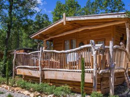 Camping Pas Cher vous présente avec son site Officiel campingpascher.fr, le Camping Les 3 Cantons classé 4 étoiles, situé sur la commune de Saint Antonin Noble Val dans le département Tarn-et-garonne (Midi Pyrénées) en France. Le camping Les 3 Cantons, vous présente un hébergement de type chalet de 45 m². Le camping Les 3 Cantons vous propose du lundi 27 avril au lundi 04 mai 2026 pour 7 nuits à 671.5€. Cette location propose 105 dates différentes pour réserver votre séjour. Découvrez également les 10 autres gammes d'hébergements du camping. Les Avis clients pour le Camping Les 3 Cantons sont excellents avec une note moyenne de 8 sur 10. Piscine extérieure, Animations familiales, Club enfants, Aire de jeux enfants, Baby-foot, Canoë-kayak, Centre équestre, Court de tennis, Cyclisme, Ping-pong, Pétanque, Randonnée, Terrain multisports, Dépôt de pain, Restaurant, Snack/Bar,... En savoir plus : cliquez-ICI.