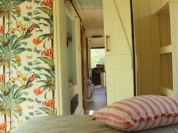 Camping Pas Cher vous présente avec son site Officiel campingpascher.fr, le Camping Les 3 Cantons classé 4 étoiles, situé sur la commune de Saint Antonin Noble Val dans le département Tarn-et-garonne (Midi Pyrénées) en France. Le camping Les 3 Cantons, vous présente un hébergement de type hébergement insolite de 22 m². Le camping Les 3 Cantons vous propose du lundi 27 avril au lundi 04 mai 2026 pour 7 nuits à 601€. Cette location propose 113 dates différentes pour réserver votre séjour. Découvrez également les 10 autres gammes d'hébergements du camping. Les Avis clients pour le Camping Les 3 Cantons sont excellents avec une note moyenne de 8 sur 10. Piscine extérieure, Animations familiales, Club enfants, Aire de jeux enfants, Baby-foot, Canoë-kayak, Centre équestre, Court de tennis, Cyclisme, Ping-pong, Pétanque, Randonnée, Terrain multisports, Dépôt de pain, Restaurant, Snack/Bar,... En savoir plus : cliquez-ICI.