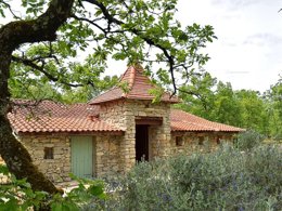 Camping Pas Cher vous présente avec son site Officiel campingpascher.fr, le Camping Les 3 Cantons classé 4 étoiles, situé sur la commune de Saint Antonin Noble Val dans le département Tarn-et-garonne (Midi Pyrénées) en France. Le camping Les 3 Cantons, vous présente un hébergement de type chalet de 45 m². Le camping Les 3 Cantons vous propose du lundi 27 avril au lundi 04 mai 2026 pour 7 nuits à 671.5€. Cette location propose 105 dates différentes pour réserver votre séjour. Découvrez également les 10 autres gammes d'hébergements du camping. Les Avis clients pour le Camping Les 3 Cantons sont excellents avec une note moyenne de 8 sur 10. Piscine extérieure, Animations familiales, Club enfants, Aire de jeux enfants, Baby-foot, Canoë-kayak, Centre équestre, Court de tennis, Cyclisme, Ping-pong, Pétanque, Randonnée, Terrain multisports, Dépôt de pain, Restaurant, Snack/Bar,... En savoir plus : cliquez-ICI.