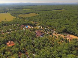 Camping Pas Cher vous présente avec son site Officiel campingpascher.fr, le Camping Les 3 Cantons classé 4 étoiles, situé sur la commune de Saint Antonin Noble Val dans le département Tarn-et-garonne (Midi Pyrénées) en France. Le camping Les 3 Cantons, vous présente un hébergement de type mobil-home de 26 m². Le camping Les 3 Cantons vous propose du lundi 27 avril au lundi 04 mai 2026 pour 7 nuits à 601€. Cette location propose 103 dates différentes pour réserver votre séjour. Découvrez également les 10 autres gammes d'hébergements du camping. Les Avis clients pour le Camping Les 3 Cantons sont excellents avec une note moyenne de 8 sur 10. Piscine extérieure, Animations familiales, Club enfants, Aire de jeux enfants, Baby-foot, Canoë-kayak, Centre équestre, Court de tennis, Cyclisme, Ping-pong, Pétanque, Randonnée, Terrain multisports, Dépôt de pain, Restaurant, Snack/Bar,... En savoir plus : cliquez-ICI.