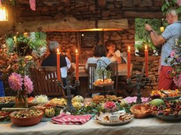 Camping Pas Cher vous présente avec son site Officiel campingpascher.fr, le Camping Les 3 Cantons classé 4 étoiles, situé sur la commune de Saint Antonin Noble Val dans le département Tarn-et-garonne (Midi Pyrénées) en France. Le camping Les 3 Cantons, vous présente un hébergement de type hébergement insolite de 25 m². Le camping Les 3 Cantons vous propose du sam. 29 août au sam. 05 septembre 2026 pour 7 nuits à 601€. Cette location propose 62 dates différentes pour réserver votre séjour. Découvrez également les 10 autres gammes d'hébergements du camping. Les Avis clients pour le Camping Les 3 Cantons sont excellents avec une note moyenne de 8 sur 10. Piscine extérieure, Animations familiales, Club enfants, Aire de jeux enfants, Baby-foot, Canoë-kayak, Centre équestre, Court de tennis, Cyclisme, Ping-pong, Pétanque, Randonnée, Terrain multisports, Dépôt de pain, Restaurant, Snack/Bar,... En savoir plus : cliquez-ICI.