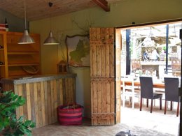 Camping Pas Cher vous présente avec son site Officiel campingpascher.fr, le Camping Les 3 Cantons classé 4 étoiles, situé sur la commune de Saint Antonin Noble Val dans le département Tarn-et-garonne (Midi Pyrénées) en France. Le camping Les 3 Cantons, vous présente un hébergement de type mobil-home de 20 m². Le camping Les 3 Cantons vous propose du lundi 27 avril au lundi 04 mai 2026 pour 7 nuits à 512.5€. Cette location propose 108 dates différentes pour réserver votre séjour. Découvrez également les 10 autres gammes d'hébergements du camping. Les Avis clients pour le Camping Les 3 Cantons sont excellents avec une note moyenne de 8 sur 10. Piscine extérieure, Animations familiales, Club enfants, Aire de jeux enfants, Baby-foot, Canoë-kayak, Centre équestre, Court de tennis, Cyclisme, Ping-pong, Pétanque, Randonnée, Terrain multisports, Dépôt de pain, Restaurant, Snack/Bar,... En savoir plus : cliquez-ICI.