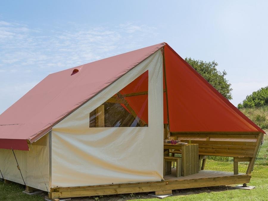 Camping Pas Cher vous présente avec son site Officiel campingpascher.fr, le Camping Le Bois Soleil classé 4 étoiles, situé sur la commune de Olonne Sur Mer dans le département Vendée (Pays De La Loire) en France. Le camping Le Bois Soleil, vous présente un hébergement de type tente de 17 m² pour 1 personne. Le camping Le Bois Soleil vous propose du sam. 13 juin au sam. 20 juin 2026 pour 7 nuits à 119€. Cette location propose 14 dates différentes pour réserver votre séjour. Découvrez également les 19 autres gammes d'hébergements du camping. Les Avis clients pour le Camping Le Bois Soleil sont de 7 sur 10. Piscine couverte, Piscine extérieure, Animation ados, Animation enfants, Animations familiales, Club enfants, Aire de jeux enfants, Baby-foot, Canoë-kayak, Ping-pong, Piscine, Salle de jeux vidéo, Structure gonflable enfants, Terrain de badminton, Terrain de basketball, Terrain de football, Terrain multisports, Bar, Dépôt de pain, Snack/Bar, Épicerie,... En savoir plus : cliquez-ICI.