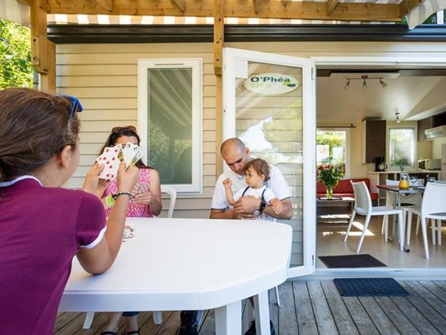 Camping Pas Cher vous présente avec son site Officiel campingpascher.fr, le Camping Le Bois Soleil classé 4 étoiles, situé sur la commune de Olonne Sur Mer dans le département Vendée (Pays De La Loire) en France. Le camping Le Bois Soleil vous propose un hébergement de type mobil-home de 34 m² pour 6 personnes (télévision). L'établissement vous propose 11 autres types d'hébergements. Découvrez tous nos séjours à petits prix dans la commune et aux alentours de Olonne Sur Mer du département : Vendée (Pays De La Loire). Les Avis clients pour le Camping Le Bois Soleil sont excellents avec une note moyenne de 8 sur 10. Piscine couverte, Piscine extérieure, Animation ados, Animation enfants, Animations familiales, Club enfants, Aire de jeux enfants, Baby-foot, Canoë-kayak, Ping-pong, Piscine, Salle de jeux vidéo, Structure gonflable enfants, Terrain de badminton, Terrain de basketball, Terrain de football, Terrain multisports, Bar, Dépôt de pain, Snack/Bar, Épicerie,... En savoir plus : cliquez-ICI.