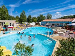 Camping Pas Cher vous présente avec son site Officiel campingpascher.fr, le Camping Le Bois Soleil classé 4 étoiles, situé sur la commune de Olonne Sur Mer dans le département Vendée (Pays De La Loire) en France. Le camping Le Bois Soleil, vous présente un hébergement de type tente de 17 m² pour 1 personne. Le camping Le Bois Soleil vous propose du sam. 13 juin au sam. 20 juin 2026 pour 7 nuits à 119€. Cette location propose 14 dates différentes pour réserver votre séjour. Découvrez également les 19 autres gammes d'hébergements du camping. Les Avis clients pour le Camping Le Bois Soleil sont de 7 sur 10. Piscine couverte, Piscine extérieure, Animation ados, Animation enfants, Animations familiales, Club enfants, Aire de jeux enfants, Baby-foot, Canoë-kayak, Ping-pong, Piscine, Salle de jeux vidéo, Structure gonflable enfants, Terrain de badminton, Terrain de basketball, Terrain de football, Terrain multisports, Bar, Dépôt de pain, Snack/Bar, Épicerie,... En savoir plus : cliquez-ICI.