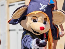 Camping Pas Cher vous présente avec son site Officiel campingpascher.fr, le Camping Le Bois Soleil classé 4 étoiles, situé sur la commune de Olonne Sur Mer dans le département Vendée (Pays De La Loire) en France. Le camping Le Bois Soleil, vous présente un hébergement de type tente de 17 m² pour 1 personne. Le camping Le Bois Soleil vous propose du sam. 30 mai au sam. 06 juin 2026 pour 7 nuits à 109€. Cette location propose 23 dates différentes pour réserver votre séjour. Découvrez également les 3 autres gammes d'hébergements du camping. Les Avis clients pour le Camping Le Bois Soleil sont de 7 sur 10. Piscine couverte, Piscine extérieure, Animation ados, Animation enfants, Animations familiales, Club enfants, Aire de jeux enfants, Baby-foot, Canoë-kayak, Ping-pong, Piscine, Salle de jeux vidéo, Structure gonflable enfants, Terrain de badminton, Terrain de basketball, Terrain de football, Terrain multisports, Bar, Dépôt de pain, Snack/Bar, Épicerie,... En savoir plus : cliquez-ICI.