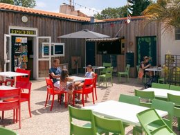 Camping Pas Cher vous présente avec son site Officiel campingpascher.fr, le Camping Le Bois Soleil classé 4 étoiles, situé sur la commune de Olonne Sur Mer dans le département Vendée (Pays De La Loire) en France. Le camping Le Bois Soleil, vous présente un hébergement de type mobil-home de 34 m² et télévision. Le camping Le Bois Soleil vous proposeun séjour PAS CHER avec une REMISEdu sam. 30 mai au sam. 06 juin 2026, en promotion à -46% pour 7 nuits à 209 € au lieu de 391,0 € soit une Économie de 182 €. Cette location propose 21 dates différentes pour réserver votre séjour. Découvrez également les 3 autres gammes d'hébergements du camping. Les Avis clients pour le Camping Le Bois Soleil sont de 7 sur 10. Piscine couverte, Piscine extérieure, Animation ados, Animation enfants, Animations familiales, Club enfants, Aire de jeux enfants, Baby-foot, Canoë-kayak, Ping-pong, Piscine, Salle de jeux vidéo, Structure gonflable enfants, Terrain de badminton, Terrain de basketball, Terrain de football, Terrain multisports, Bar, Dépôt de pain, Snack/Bar, Épicerie,... En savoir plus : cliquez-ICI.