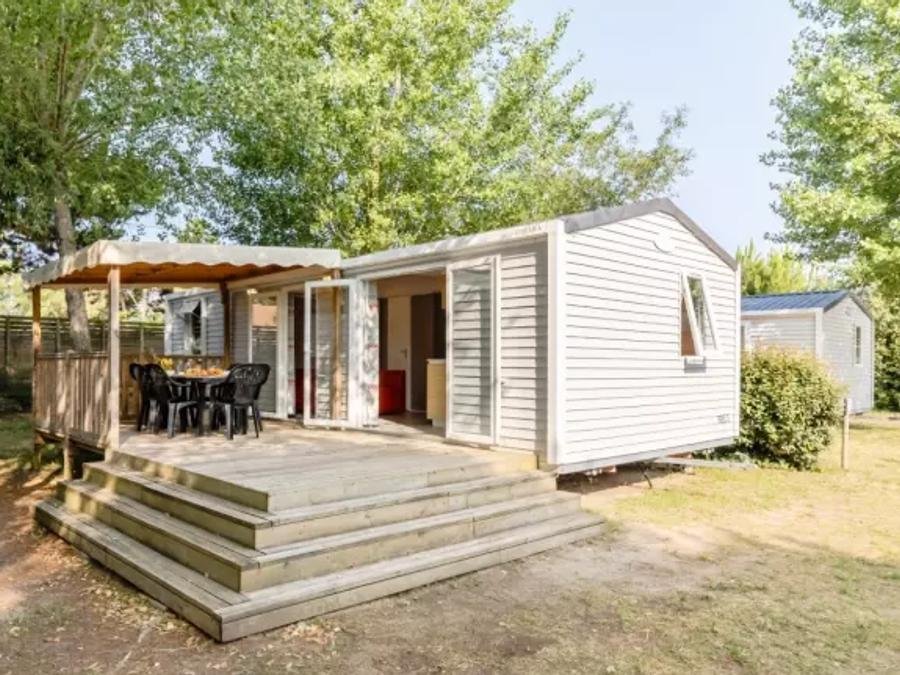 Camping Pas Cher vous présente avec son site Officiel campingpascher.fr, le Camping Le Bois De La Gachère classé 4 étoiles, situé sur la commune de Les Sables D'olonne dans le département Vendée (Pays De La Loire) en France. Le camping Le Bois De La Gachère vous propose un hébergement de type mobil-home de 24 m² pour 4 personnes. L'établissement vous propose 12 autres types d'hébergements. Découvrez tous nos séjours à petits prix dans la commune et aux alentours de Les Sables D'olonne du département : Vendée (Pays De La Loire). Les Avis clients pour le Camping Le Bois De La Gachère sont de 7 sur 10. Mer, Piscine couverte, Piscine extérieure, Animations familiales, Club enfants, Aire de jeux enfants, Baby-foot, Centre équestre, Cyclisme, Flipper, Parcours sportif, Ping-pong, Piscine, Pétanque, Randonnée, Terrain multisports, Trampoline, Bar, Dépôt de pain, Snack/Bar,... En savoir plus : cliquez-ICI.