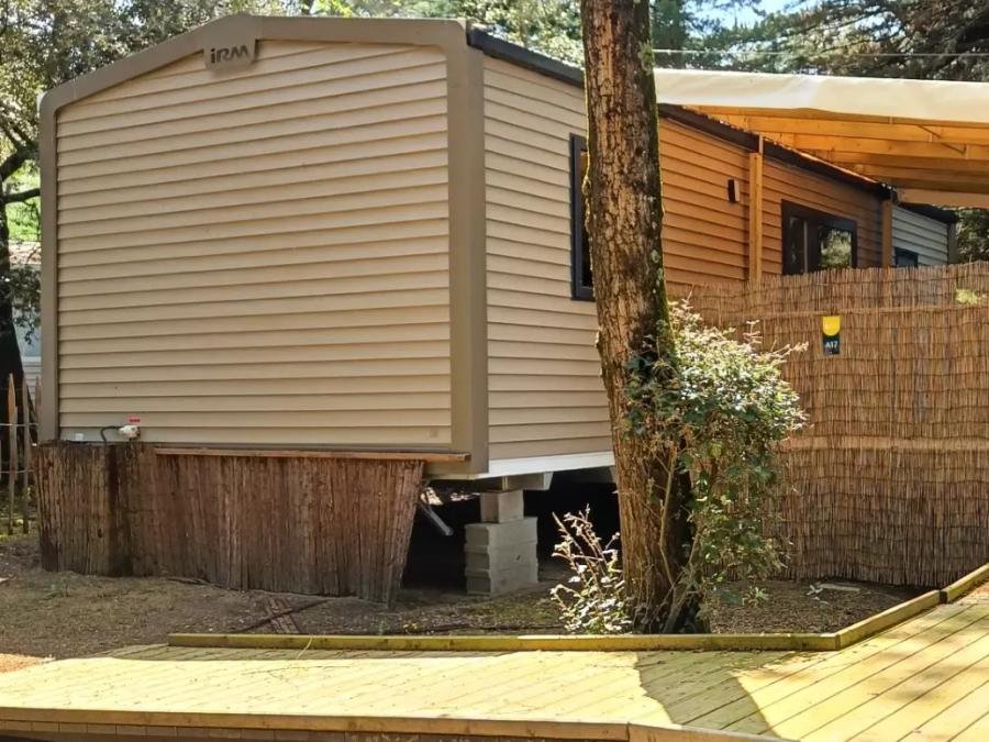 Camping Pas Cher vous présente avec son site Officiel campingpascher.fr, le Camping Le Bois De La Gachère classé 4 étoiles, situé sur la commune de Les Sables D'olonne dans le département Vendée (Pays De La Loire) en France. Le camping Le Bois De La Gachère, vous présente un hébergement de type mobil-home de 30 m² pour 4 personnes. Le camping Le Bois De La Gachère vous propose du dimanche 06 septembre au dimanche 13 septembre 2026, en promotion à -28% pour 7 nuits à 359 € au lieu de 505,63 € soit une Économie de 146,63 €. Cette location propose 4 dates différentes pour réserver votre séjour. Découvrez également les 12 autres gammes d'hébergements du camping. Les Avis clients pour le Camping Le Bois De La Gachère sont de 7 sur 10. Mer, Piscine couverte, Piscine extérieure, Animations familiales, Club enfants, Aire de jeux enfants, Baby-foot, Centre équestre, Cyclisme, Flipper, Parcours sportif, Ping-pong, Piscine, Pétanque, Randonnée, Terrain multisports, Trampoline, Bar, Dépôt de pain, Snack/Bar,... En savoir plus : cliquez-ICI.