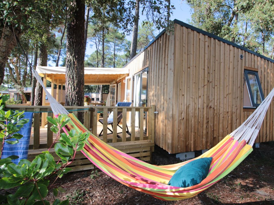 Camping Pas Cher vous présente avec son site Officiel campingpascher.fr, le Camping Espace Blue Ocean classé 4 étoiles, situé sur la commune de Ondres dans le département Landes (Aquitaine) en France. Le camping Espace Blue Ocean vous propose un hébergement de type lodge de 34 m² pour 6 personnes avec climatisation (télévision). L'établissement vous propose 22 autres types d'hébergements. Découvrez tous nos séjours à petits prix dans la commune et aux alentours de Ondres du département : Landes (Aquitaine). Les Avis clients pour le Camping Espace Blue Ocean sont excellents avec une note moyenne de 8 sur 10. LacMer, Piscine chauffée, Piscine extérieure, Animations familiales, Club ados, Club enfants, Aire de jeux enfants, Canoë-kayak, Centre équestre, Cyclisme, Jet-ski, Location de bateaux, Ping-pong, Planche à voile, Pétanque, Randonnée, Surf, Terrain de volley-ball, Bar, Café, Dépôt de pain, Pizzeria, Plats à emporter, Restaurant, Supermarché, Épicerie,... En savoir plus : cliquez-ICI.