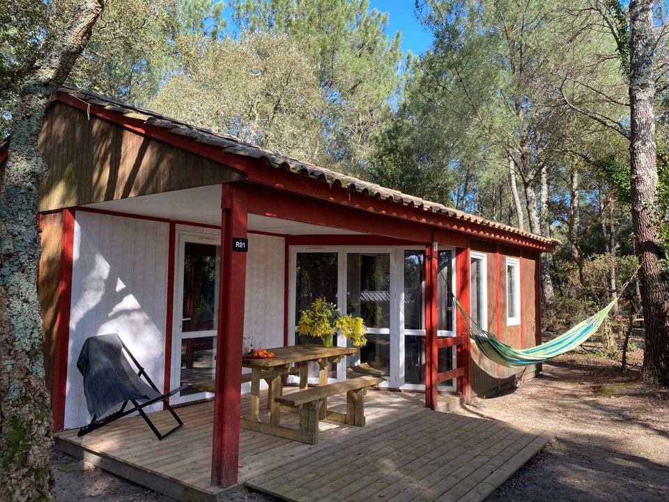 Camping Pas Cher vous présente avec son site Officiel campingpascher.fr, le Camping Espace Blue Ocean classé 4 étoiles, situé sur la commune de Ondres dans le département Landes (Aquitaine) en France. Le camping Espace Blue Ocean vous propose un hébergement de type chalet de 40 m² pour 5 personnes avec climatisation (télévision). L'établissement vous propose 20 autres types d'hébergements. Découvrez tous nos séjours à petits prix dans la commune et aux alentours de Ondres du département : Landes (Aquitaine). Les Avis clients pour le Camping Espace Blue Ocean sont excellents avec une note moyenne de 8 sur 10. LacMer, Piscine chauffée, Piscine extérieure, Animations familiales, Club ados, Club enfants, Aire de jeux enfants, Canoë-kayak, Centre équestre, Cyclisme, Jet-ski, Location de bateaux, Ping-pong, Planche à voile, Pétanque, Randonnée, Surf, Terrain de volley-ball, Bar, Café, Dépôt de pain, Pizzeria, Plats à emporter, Restaurant, Supermarché, Épicerie,... En savoir plus : cliquez-ICI.
