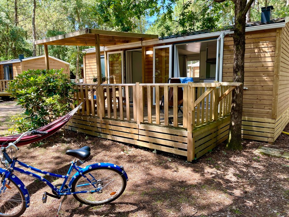 Camping Pas Cher vous présente avec son site Officiel campingpascher.fr, le Camping Espace Blue Ocean classé 4 étoiles, situé sur la commune de Ondres dans le département Landes (Aquitaine) en France. Le camping Espace Blue Ocean vous propose un hébergement de type lodge de 29 m² pour 5 personnes. L'établissement vous propose 29 autres types d'hébergements. Découvrez tous nos séjours à petits prix dans la commune et aux alentours de Ondres du département : Landes (Aquitaine). Les Avis clients pour le Camping Espace Blue Ocean sont excellents avec une note moyenne de 8 sur 10. LacMer, Piscine chauffée, Piscine extérieure, Animations familiales, Club ados, Club enfants, Aire de jeux enfants, Canoë-kayak, Centre équestre, Cyclisme, Jet-ski, Location de bateaux, Ping-pong, Planche à voile, Pétanque, Randonnée, Surf, Terrain de volley-ball, Bar, Café, Dépôt de pain, Pizzeria, Plats à emporter, Restaurant, Supermarché, Épicerie,... En savoir plus : cliquez-ICI.
