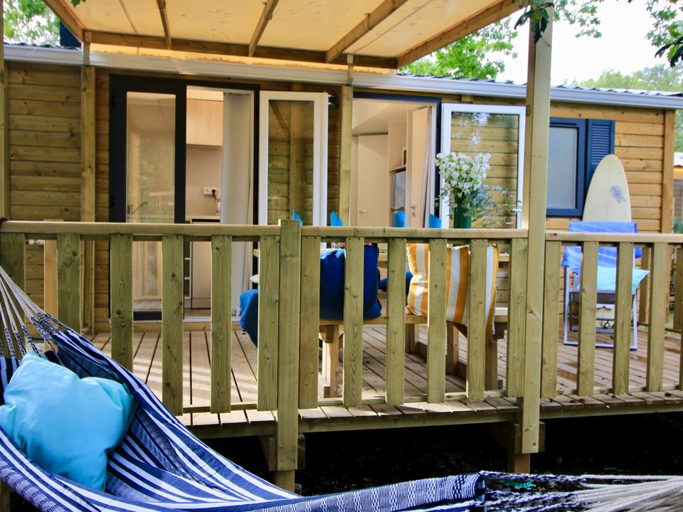 Camping Pas Cher vous présente avec son site Officiel campingpascher.fr, le Camping Espace Blue Ocean classé 4 étoiles, situé sur la commune de Ondres dans le département Landes (Aquitaine) en France. Le camping Espace Blue Ocean vous propose un hébergement de type lodge de 24 m² pour 4 personnes. L'établissement vous propose 26 autres types d'hébergements. Découvrez tous nos séjours à petits prix dans la commune et aux alentours de Ondres du département : Landes (Aquitaine). Les Avis clients pour le Camping Espace Blue Ocean sont excellents avec une note moyenne de 8 sur 10. LacMer, Piscine chauffée, Piscine extérieure, Animations familiales, Club ados, Club enfants, Aire de jeux enfants, Canoë-kayak, Centre équestre, Cyclisme, Jet-ski, Location de bateaux, Ping-pong, Planche à voile, Pétanque, Randonnée, Surf, Terrain de volley-ball, Bar, Café, Dépôt de pain, Pizzeria, Plats à emporter, Restaurant, Supermarché, Épicerie,... En savoir plus : cliquez-ICI.