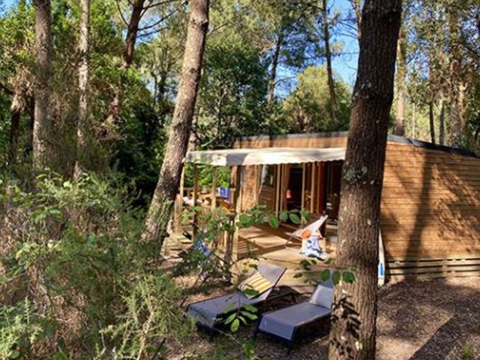 Camping Pas Cher vous présente avec son site Officiel campingpascher.fr, le Camping Espace Blue Ocean classé 4 étoiles, situé sur la commune de Ondres dans le département Landes (Aquitaine) en France. Le camping Espace Blue Ocean vous propose un hébergement de type lodge de 35 m² pour 5 personnes avec climatisation (télévision). L'établissement vous propose 26 autres types d'hébergements. Découvrez tous nos séjours à petits prix dans la commune et aux alentours de Ondres du département : Landes (Aquitaine). Les Avis clients pour le Camping Espace Blue Ocean sont excellents avec une note moyenne de 8 sur 10. LacMer, Piscine chauffée, Piscine extérieure, Animations familiales, Club ados, Club enfants, Aire de jeux enfants, Canoë-kayak, Centre équestre, Cyclisme, Jet-ski, Location de bateaux, Ping-pong, Planche à voile, Pétanque, Randonnée, Surf, Terrain de volley-ball, Bar, Café, Dépôt de pain, Pizzeria, Plats à emporter, Restaurant, Supermarché, Épicerie,... En savoir plus : cliquez-ICI.