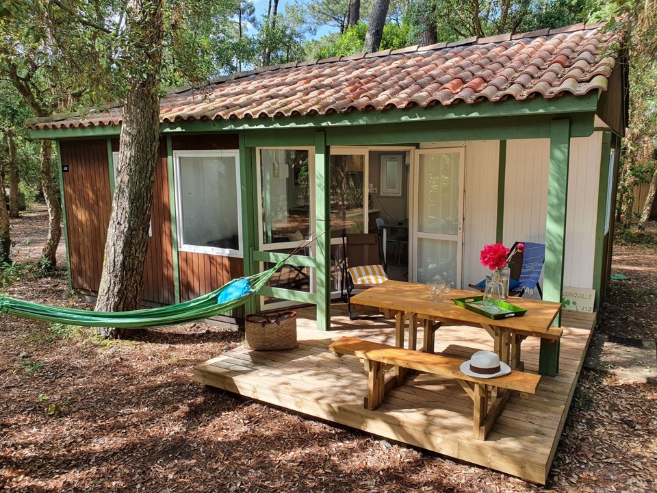 Camping Pas Cher vous présente avec son site Officiel campingpascher.fr, le Camping Espace Blue Ocean classé 4 étoiles, situé sur la commune de Ondres dans le département Landes (Aquitaine) en France. Le camping Espace Blue Ocean vous propose un hébergement de type chalet de 32 m² pour 5 personnes avec climatisation (télévision). L'établissement vous propose 22 autres types d'hébergements. Découvrez tous nos séjours à petits prix dans la commune et aux alentours de Ondres du département : Landes (Aquitaine). Les Avis clients pour le Camping Espace Blue Ocean sont excellents avec une note moyenne de 8 sur 10. LacMer, Piscine chauffée, Piscine extérieure, Animations familiales, Club ados, Club enfants, Aire de jeux enfants, Canoë-kayak, Centre équestre, Cyclisme, Jet-ski, Location de bateaux, Ping-pong, Planche à voile, Pétanque, Randonnée, Surf, Terrain de volley-ball, Bar, Café, Dépôt de pain, Pizzeria, Plats à emporter, Restaurant, Supermarché, Épicerie,... En savoir plus : cliquez-ICI.