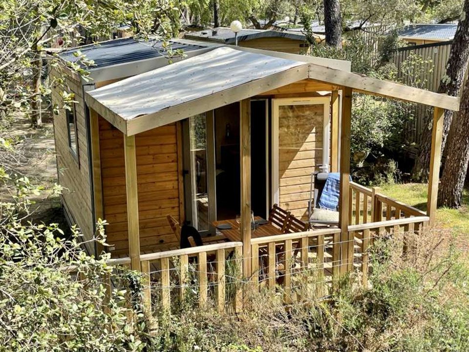 Camping Pas Cher vous présente avec son site Officiel campingpascher.fr, le Camping Espace Blue Ocean classé 4 étoiles, situé sur la commune de Ondres dans le département Landes (Aquitaine) en France. Le camping Espace Blue Ocean vous propose un hébergement de type lodge de 18 m² pour 2 personnes avec climatisation (télévision). L'établissement vous propose 28 autres types d'hébergements. Découvrez tous nos séjours à petits prix dans la commune et aux alentours de Ondres du département : Landes (Aquitaine). Les Avis clients pour le Camping Espace Blue Ocean sont excellents avec une note moyenne de 8 sur 10. LacMer, Piscine chauffée, Piscine extérieure, Animations familiales, Club ados, Club enfants, Aire de jeux enfants, Canoë-kayak, Centre équestre, Cyclisme, Jet-ski, Location de bateaux, Ping-pong, Planche à voile, Pétanque, Randonnée, Surf, Terrain de volley-ball, Bar, Café, Dépôt de pain, Pizzeria, Plats à emporter, Restaurant, Supermarché, Épicerie,... En savoir plus : cliquez-ICI.