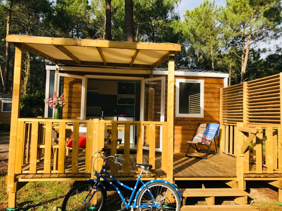 Camping Pas Cher vous présente avec son site Officiel campingpascher.fr, le Camping Espace Blue Ocean classé 4 étoiles, situé sur la commune de Ondres dans le département Landes (Aquitaine) en France. Le camping Espace Blue Ocean vous propose un hébergement de type lodge de 18 m² pour 3 personnes. L'établissement vous propose 27 autres types d'hébergements. Découvrez tous nos séjours à petits prix dans la commune et aux alentours de Ondres du département : Landes (Aquitaine). Les Avis clients pour le Camping Espace Blue Ocean sont excellents avec une note moyenne de 8 sur 10. LacMer, Piscine chauffée, Piscine extérieure, Animations familiales, Club ados, Club enfants, Aire de jeux enfants, Canoë-kayak, Centre équestre, Cyclisme, Jet-ski, Location de bateaux, Ping-pong, Planche à voile, Pétanque, Randonnée, Surf, Terrain de volley-ball, Bar, Café, Dépôt de pain, Pizzeria, Plats à emporter, Restaurant, Supermarché, Épicerie,... En savoir plus : cliquez-ICI.