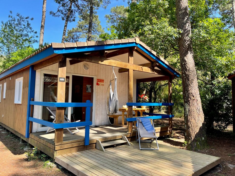 Camping Pas Cher vous présente avec son site Officiel campingpascher.fr, le Camping Espace Blue Ocean classé 4 étoiles, situé sur la commune de Ondres dans le département Landes (Aquitaine) en France. Le camping Espace Blue Ocean vous propose un hébergement de type chalet de 40 m² pour 5 personnes avec climatisation (télévision). L'établissement vous propose 26 autres types d'hébergements. Découvrez tous nos séjours à petits prix dans la commune et aux alentours de Ondres du département : Landes (Aquitaine). Les Avis clients pour le Camping Espace Blue Ocean sont excellents avec une note moyenne de 8 sur 10. LacMer, Piscine chauffée, Piscine extérieure, Animations familiales, Club ados, Club enfants, Aire de jeux enfants, Canoë-kayak, Centre équestre, Cyclisme, Jet-ski, Location de bateaux, Ping-pong, Planche à voile, Pétanque, Randonnée, Surf, Terrain de volley-ball, Bar, Café, Dépôt de pain, Pizzeria, Plats à emporter, Restaurant, Supermarché, Épicerie,... En savoir plus : cliquez-ICI.