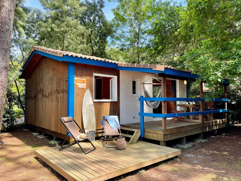 Camping Pas Cher vous présente avec son site Officiel campingpascher.fr, le Camping Espace Blue Ocean classé 4 étoiles, situé sur la commune de Ondres dans le département Landes (Aquitaine) en France. Le camping Espace Blue Ocean vous propose un hébergement de type chalet de 40 m² pour 5 personnes avec climatisation (télévision). L'établissement vous propose 28 autres types d'hébergements. Découvrez tous nos séjours à petits prix dans la commune et aux alentours de Ondres du département : Landes (Aquitaine). Les Avis clients pour le Camping Espace Blue Ocean sont excellents avec une note moyenne de 8 sur 10. LacMer, Piscine chauffée, Piscine extérieure, Animations familiales, Club ados, Club enfants, Aire de jeux enfants, Canoë-kayak, Centre équestre, Cyclisme, Jet-ski, Location de bateaux, Ping-pong, Planche à voile, Pétanque, Randonnée, Surf, Terrain de volley-ball, Bar, Café, Dépôt de pain, Pizzeria, Plats à emporter, Restaurant, Supermarché, Épicerie,... En savoir plus : cliquez-ICI.