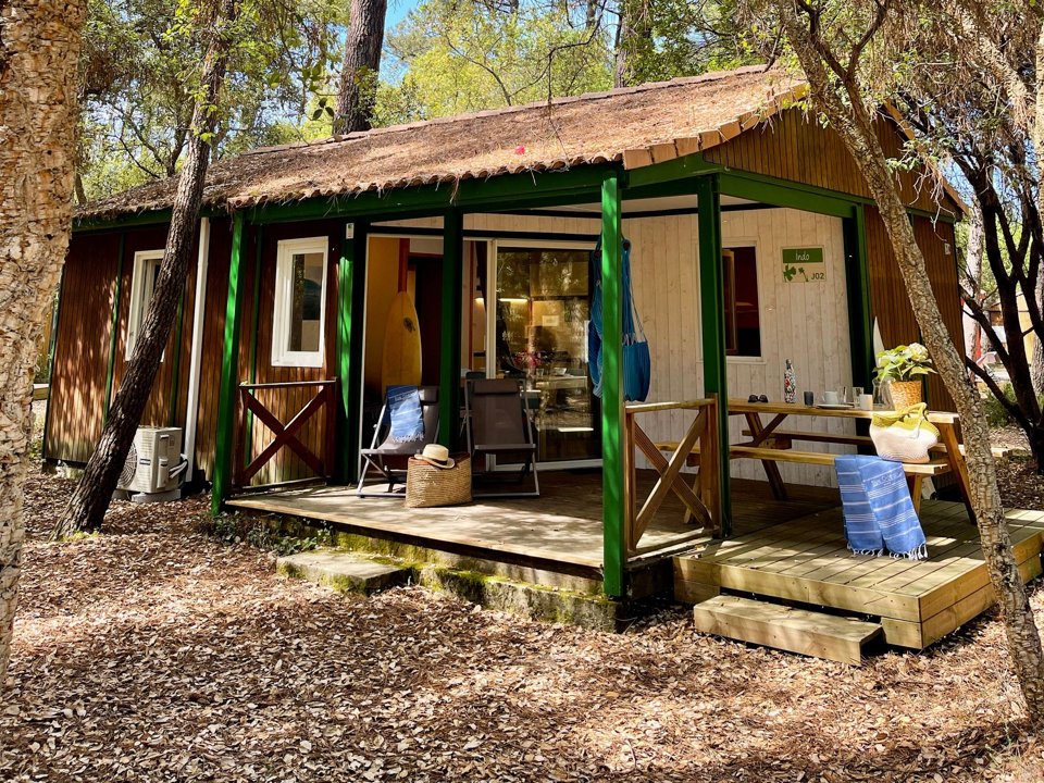 Camping Pas Cher vous présente avec son site Officiel campingpascher.fr, le Camping Espace Blue Ocean classé 4 étoiles, situé sur la commune de Ondres dans le département Landes (Aquitaine) en France. Le camping Espace Blue Ocean vous propose un hébergement de type chalet de 40 m² pour 5 personnes avec climatisation (télévision). L'établissement vous propose 29 autres types d'hébergements. Découvrez tous nos séjours à petits prix dans la commune et aux alentours de Ondres du département : Landes (Aquitaine). Les Avis clients pour le Camping Espace Blue Ocean sont excellents avec une note moyenne de 8 sur 10. LacMer, Piscine chauffée, Piscine extérieure, Animations familiales, Club ados, Club enfants, Aire de jeux enfants, Canoë-kayak, Centre équestre, Cyclisme, Jet-ski, Location de bateaux, Ping-pong, Planche à voile, Pétanque, Randonnée, Surf, Terrain de volley-ball, Bar, Café, Dépôt de pain, Pizzeria, Plats à emporter, Restaurant, Supermarché, Épicerie,... En savoir plus : cliquez-ICI.